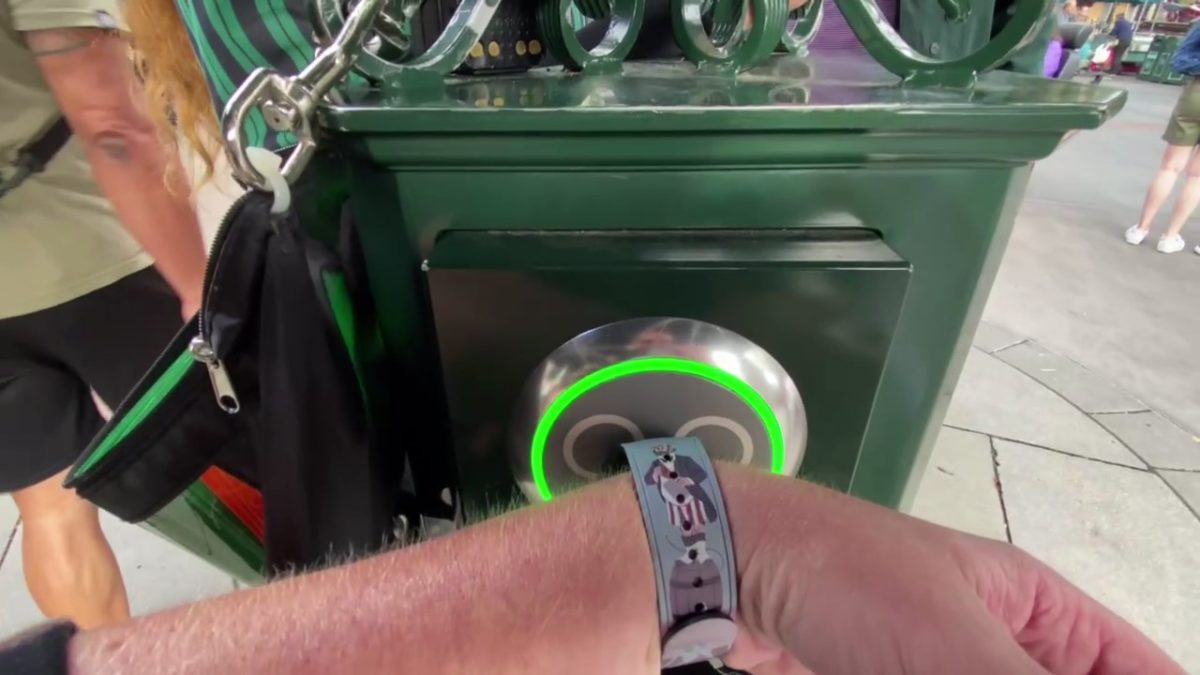 magicband effects haunted mansion holiday 1