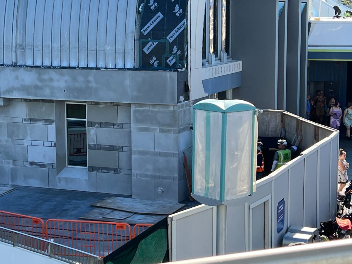 tron tomorrowland construction 10.06.22 9994