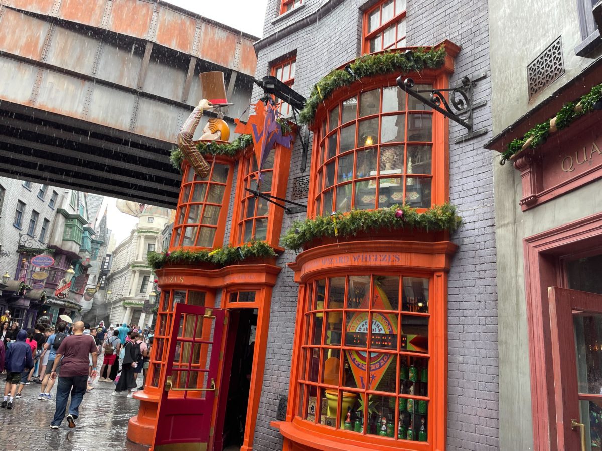 wwohp diagon alley holiday decorations 2022 7793