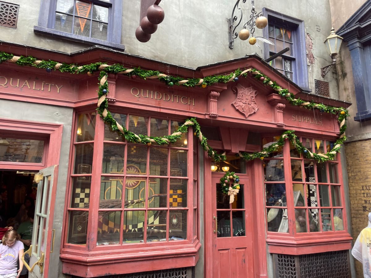 wwohp diagon alley holiday decorations 2022 7795
