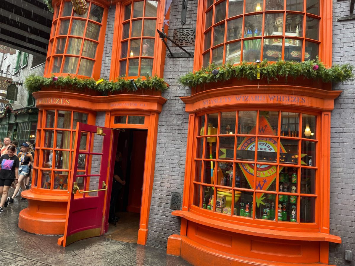wwohp diagon alley holiday decorations 2022 7796