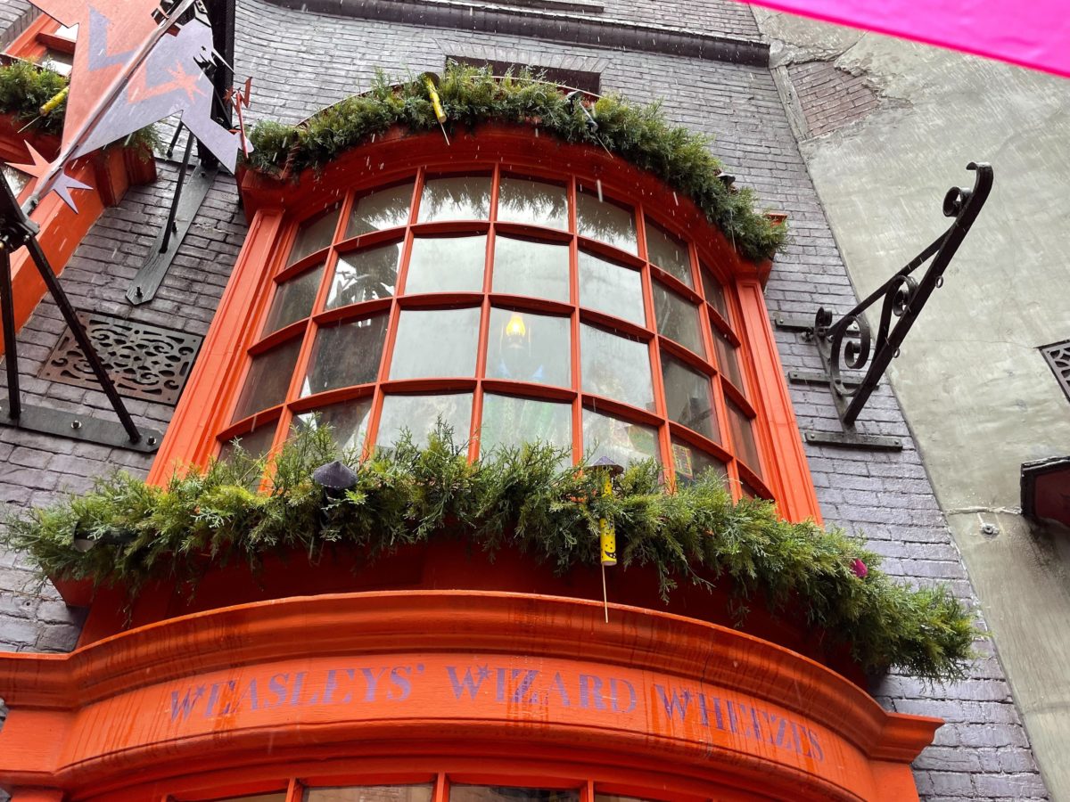 wwohp diagon alley holiday decorations 2022 7797