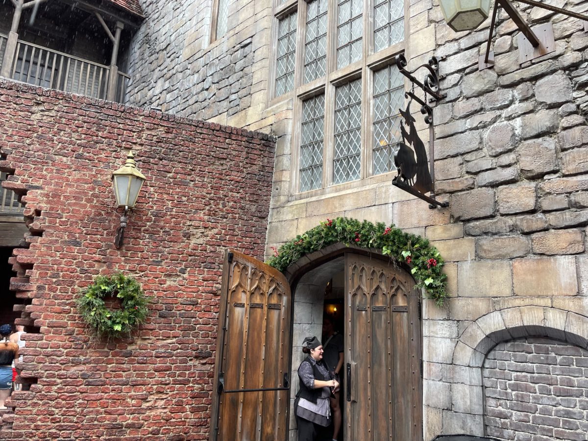 wwohp diagon alley holiday decorations 2022 7798