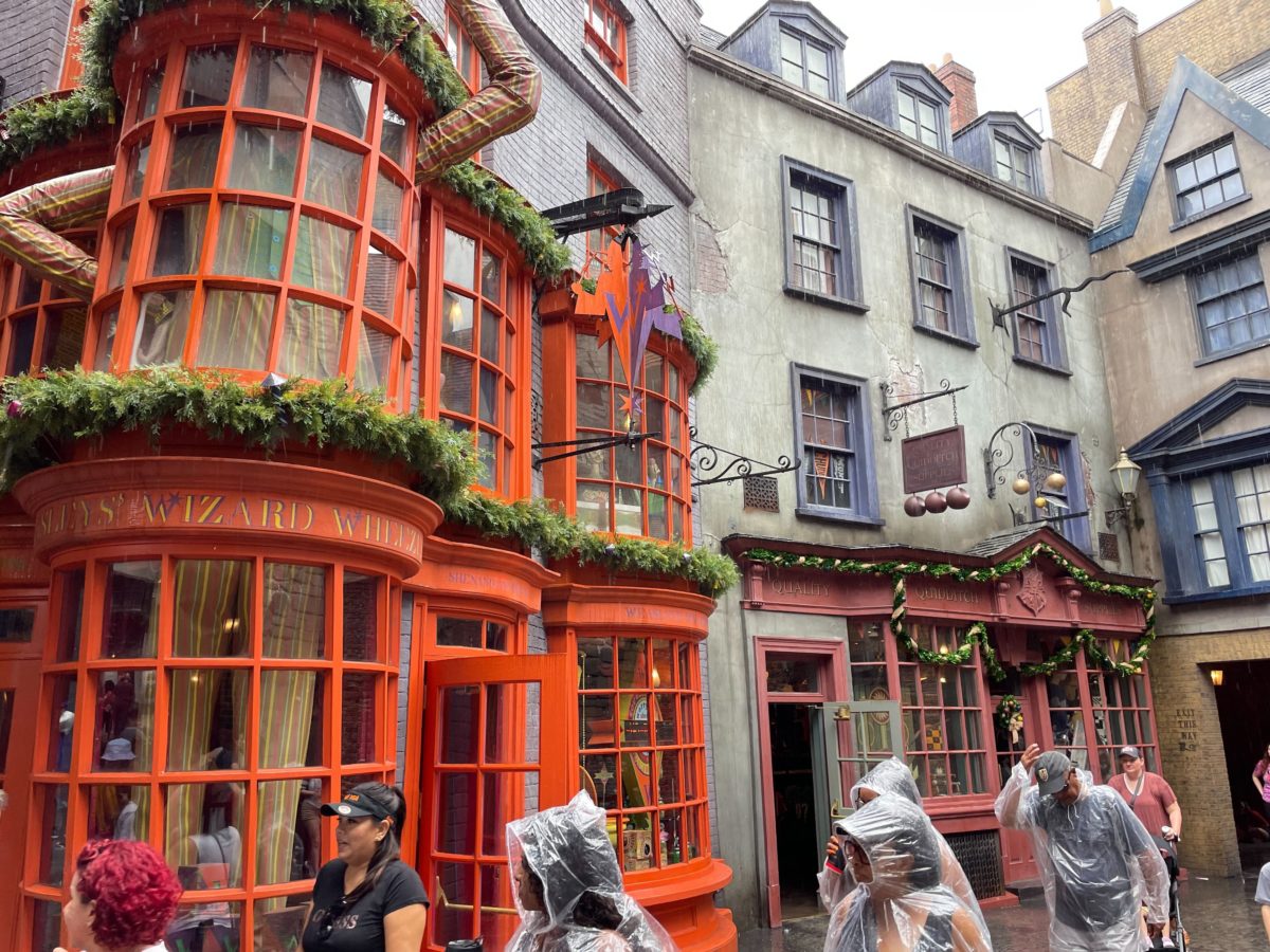 wwohp diagon alley holiday decorations 2022 7806