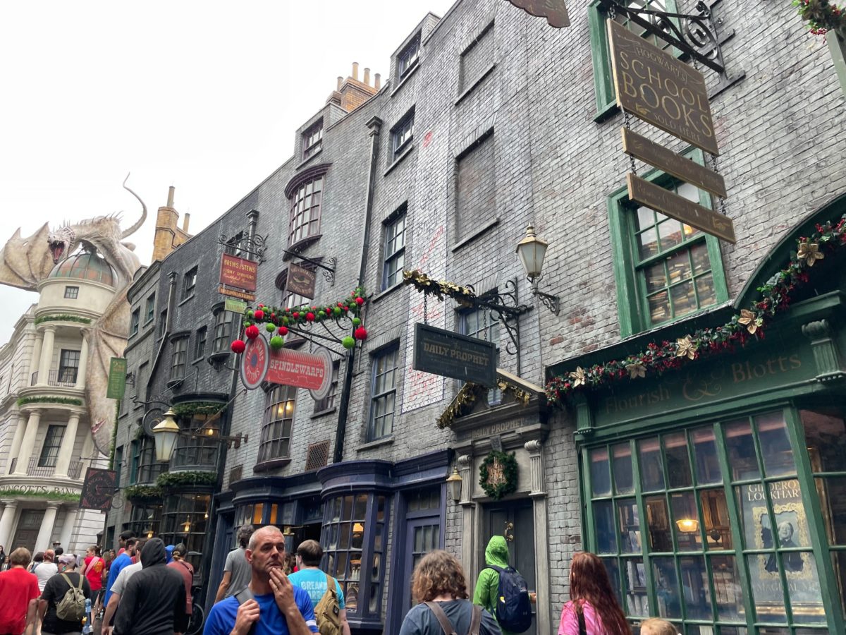 wwohp diagon alley holiday decorations 2022 7812