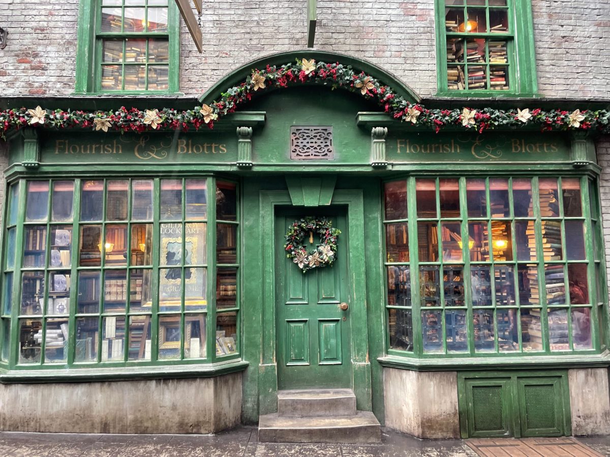 wwohp diagon alley holiday decorations 2022 7818