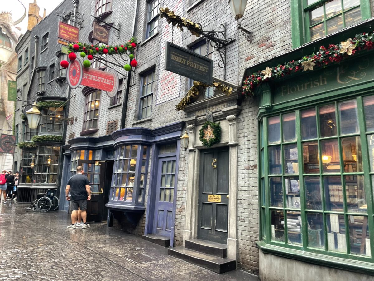wwohp diagon alley holiday decorations 2022 7819
