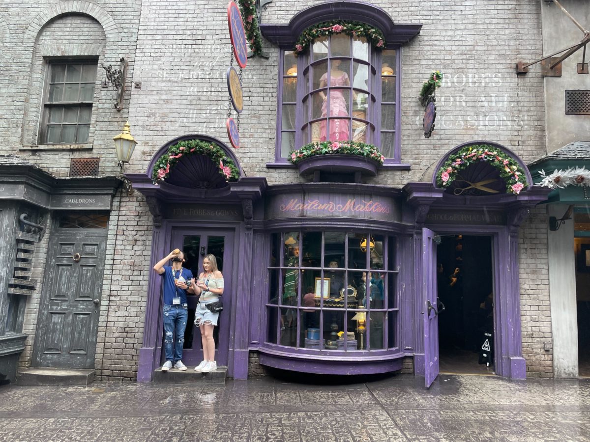 wwohp diagon alley holiday decorations 2022 7824