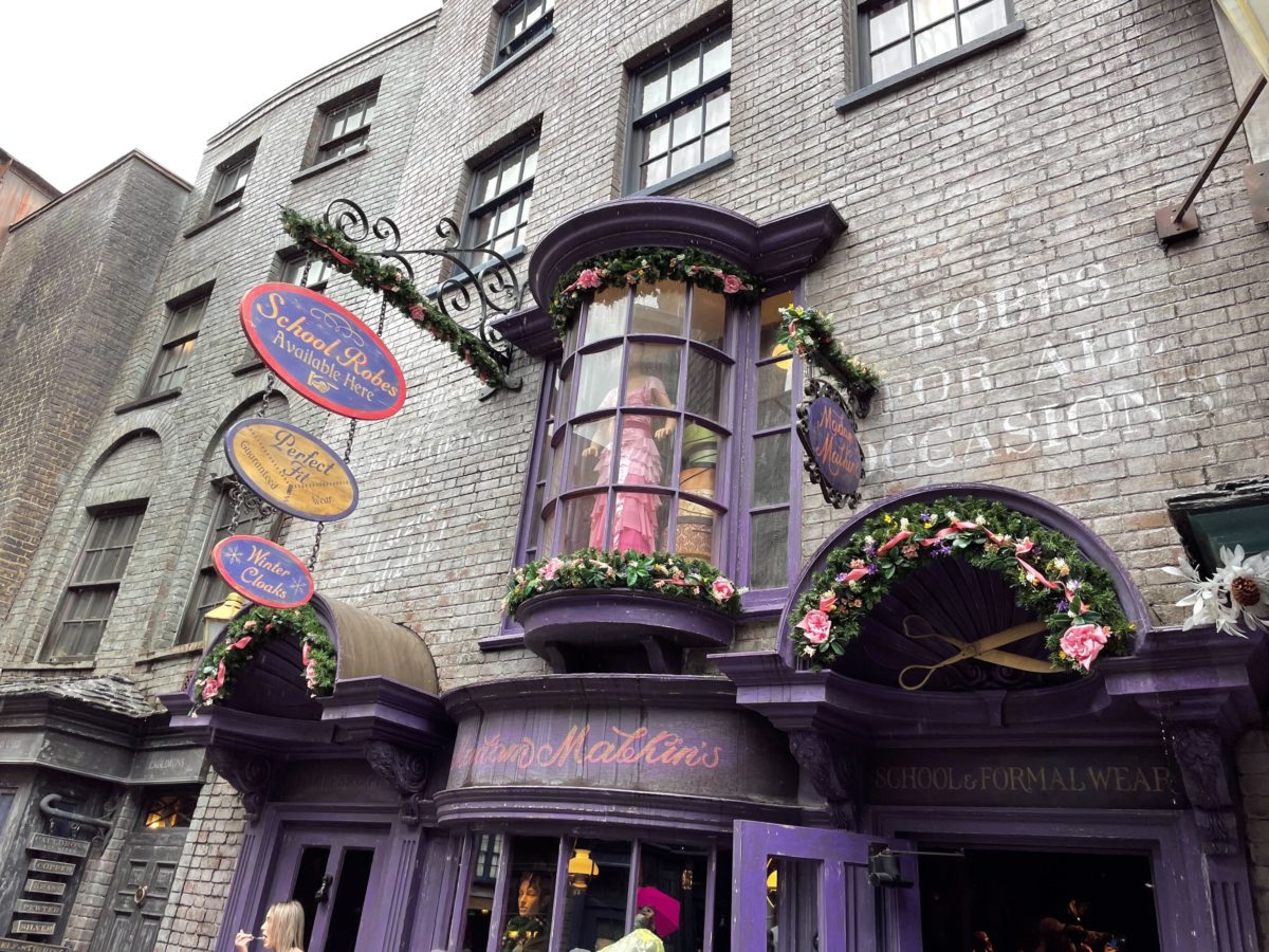 wwohp diagon alley holiday decorations 2022 7825
