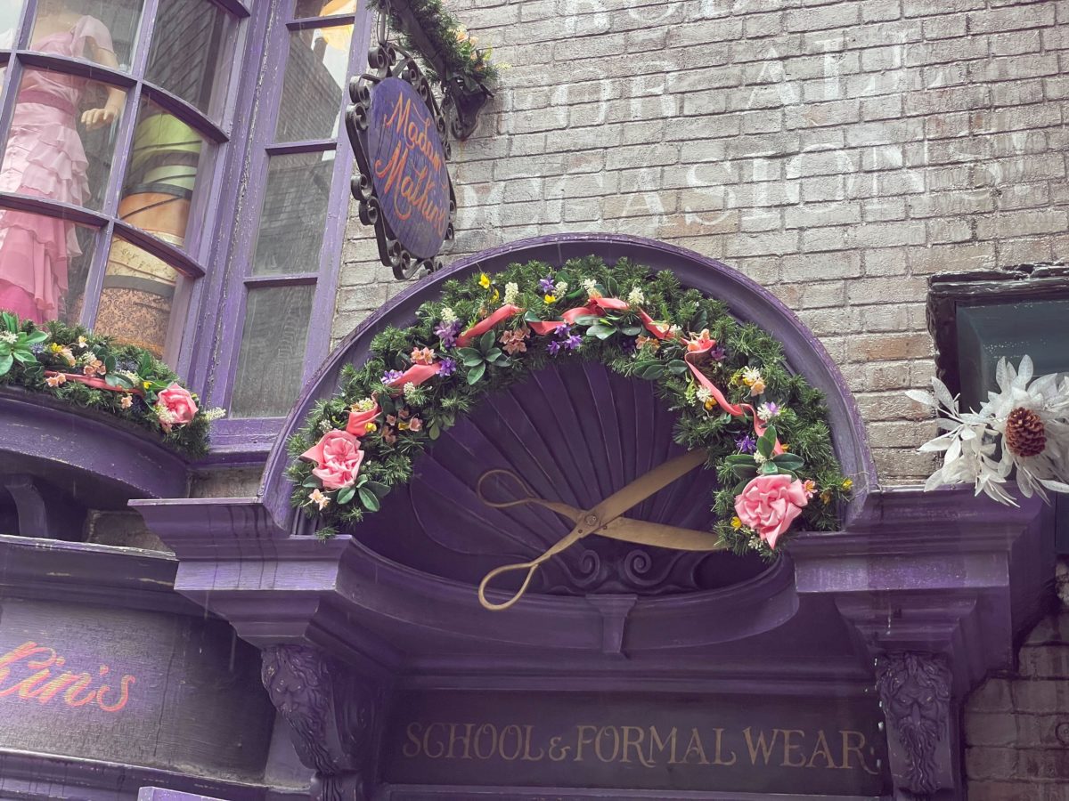 wwohp diagon alley holiday decorations 2022 7826