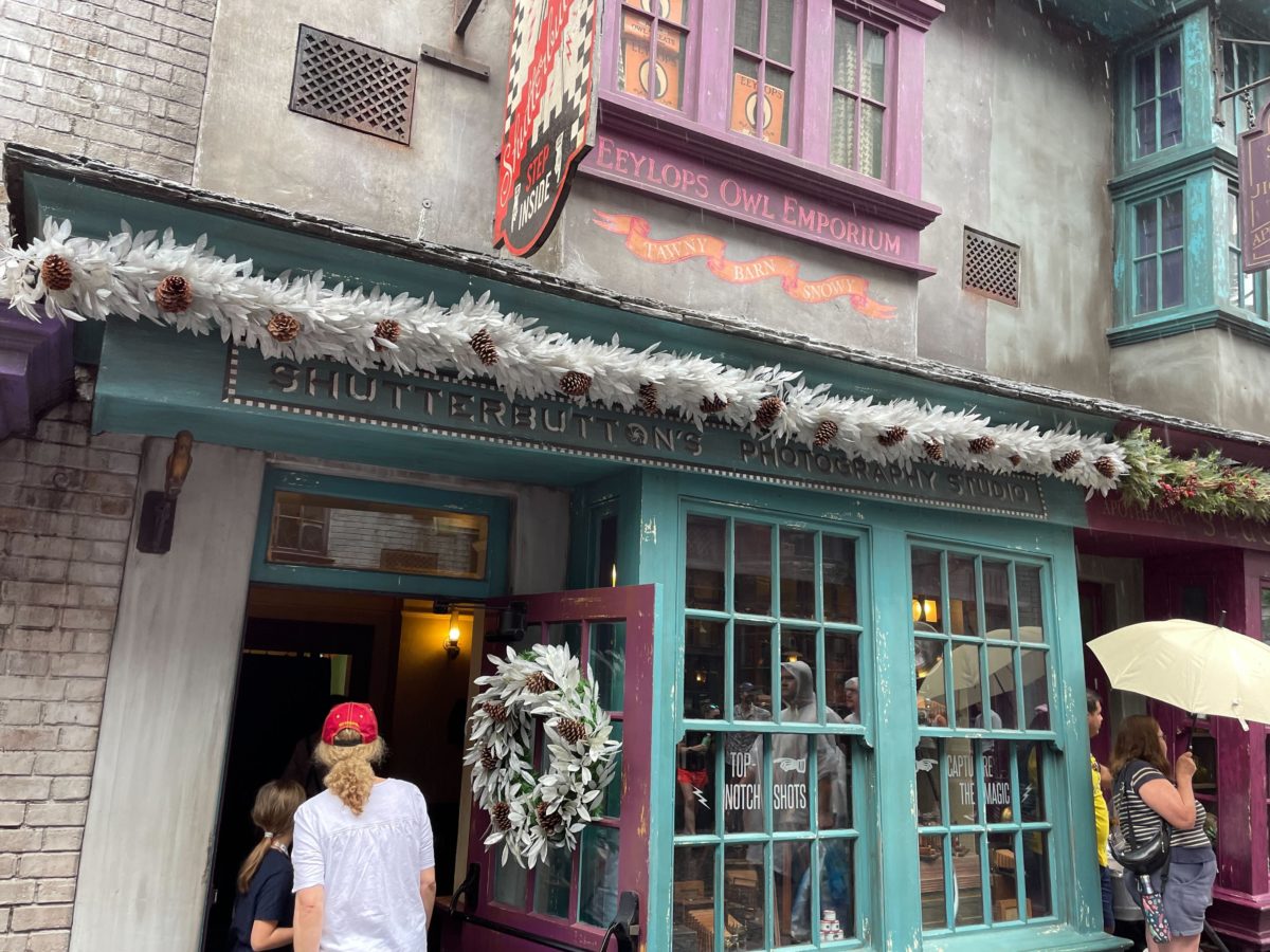 wwohp diagon alley holiday decorations 2022 7827
