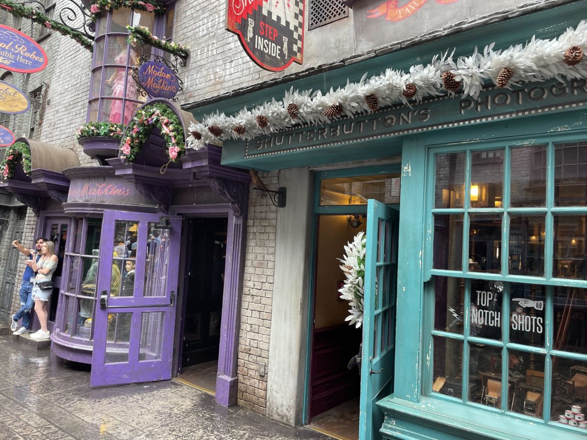 wwohp diagon alley holiday decorations 2022 7830