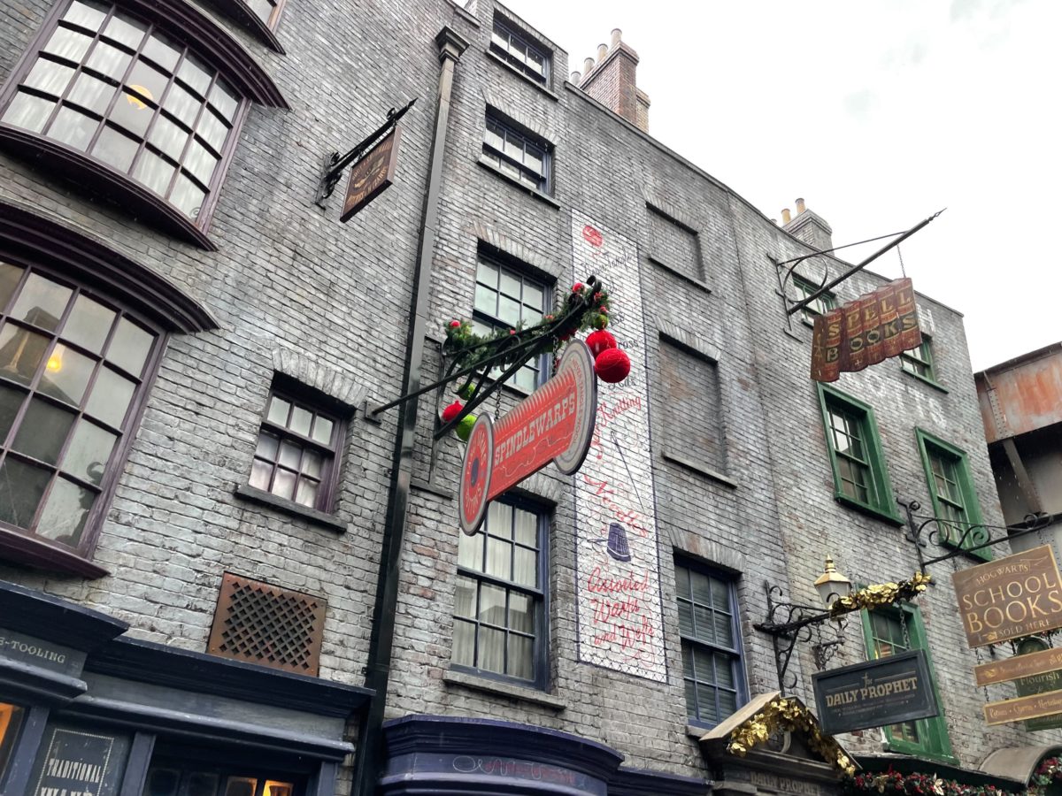 wwohp diagon alley holiday decorations 2022 7832