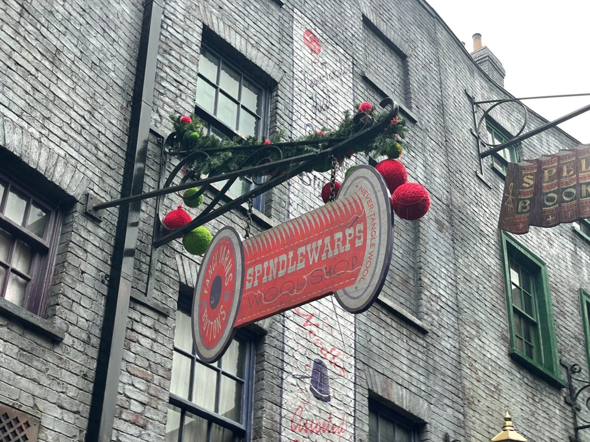 wwohp diagon alley holiday decorations 2022 7833 1
