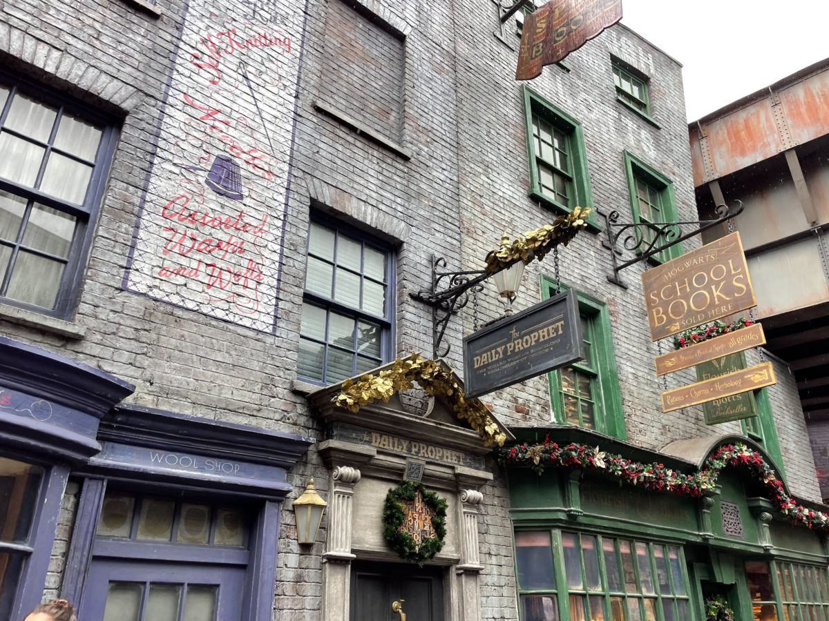 wwohp diagon alley holiday decorations 2022 7834