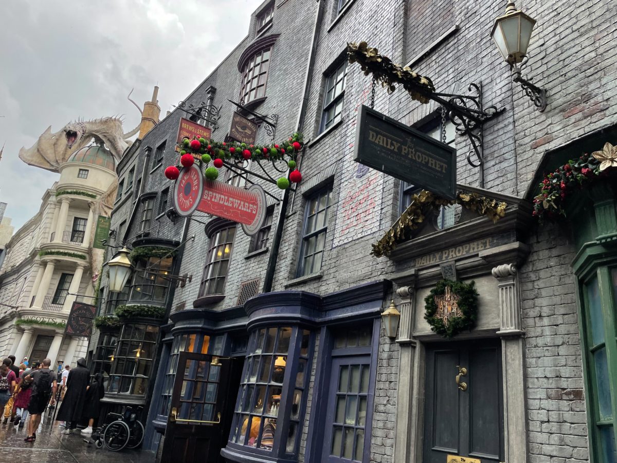 wwohp diagon alley holiday decorations 2022 7838