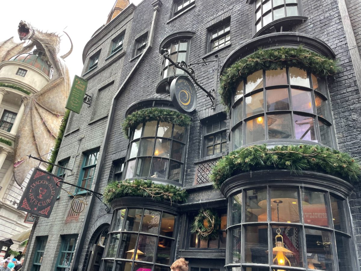 wwohp diagon alley holiday decorations 2022 7839