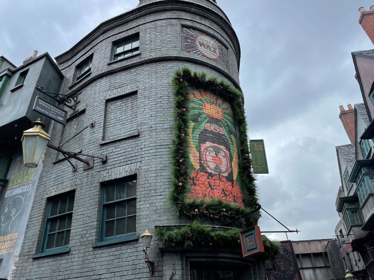 wwohp diagon alley holiday decorations 2022 7844