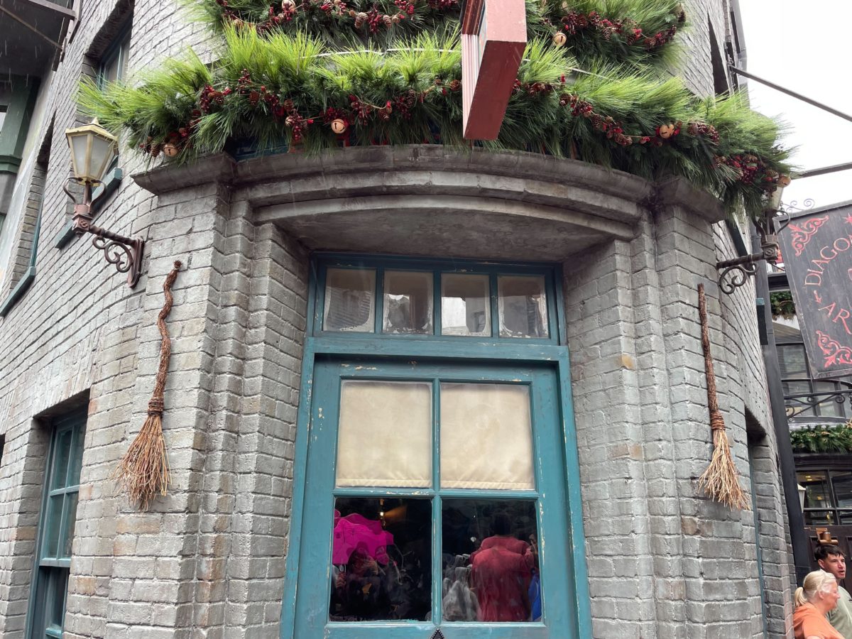 wwohp diagon alley holiday decorations 2022 7847 1