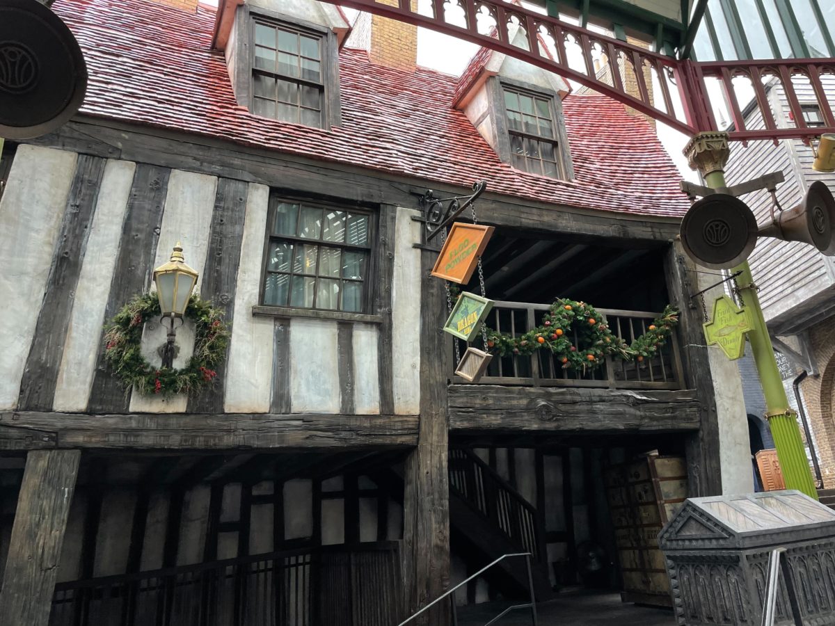 wwohp diagon alley holiday decorations 2022 7861