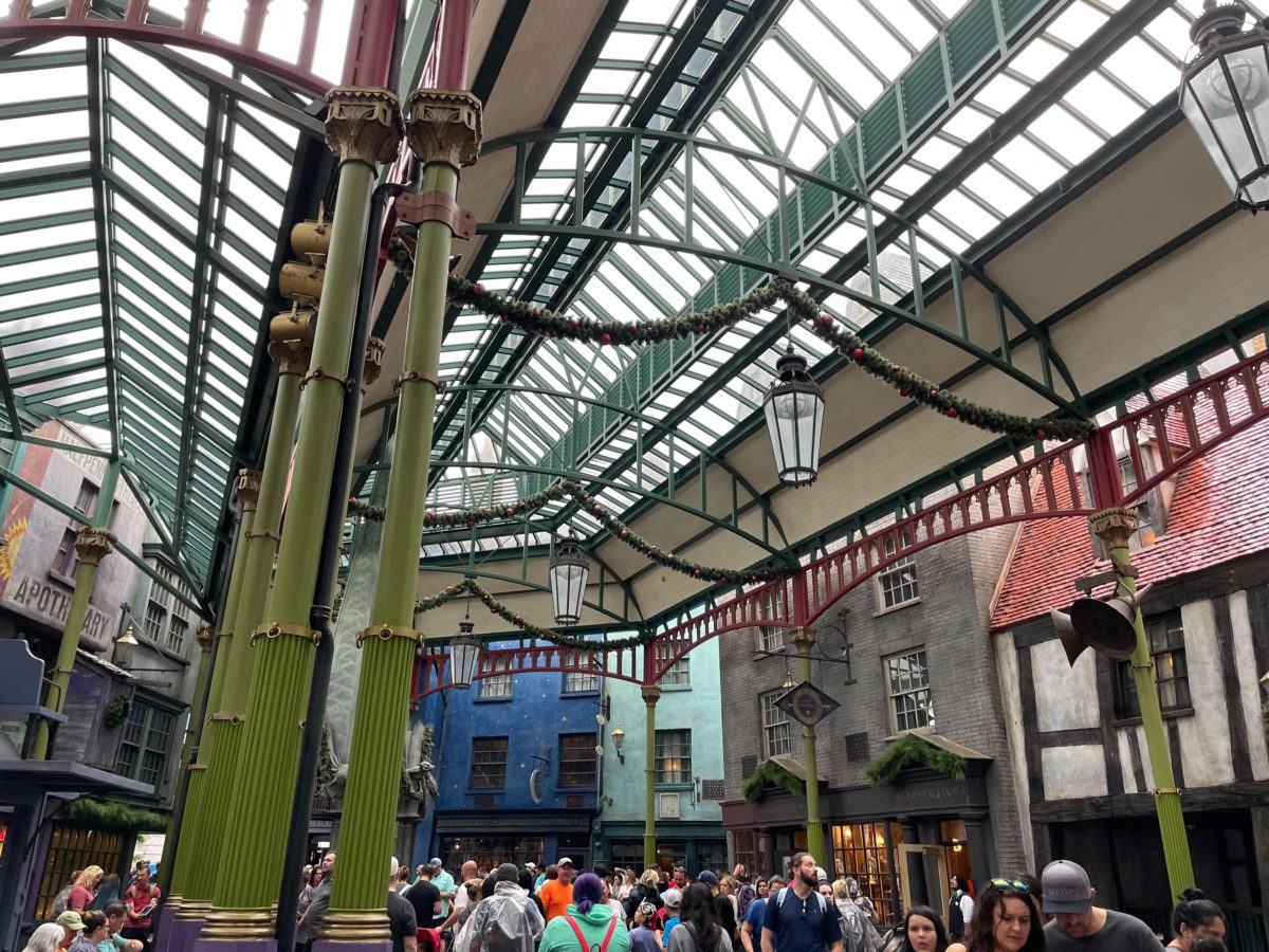 wwohp diagon alley holiday decorations 2022 7863