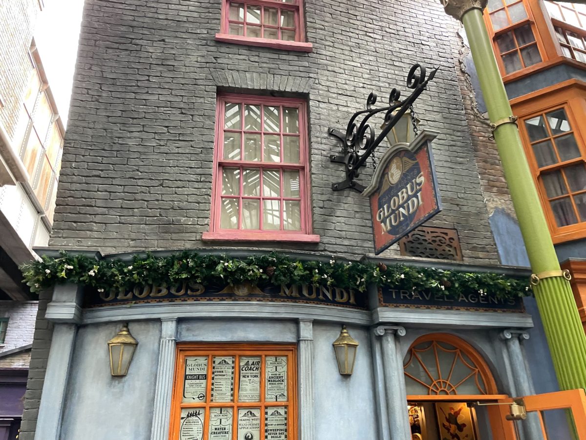 wwohp diagon alley holiday decorations 2022 7864