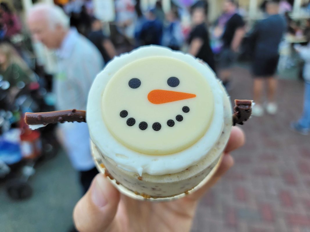 DL Snowman Cinnamon Roll Cheesecake 1