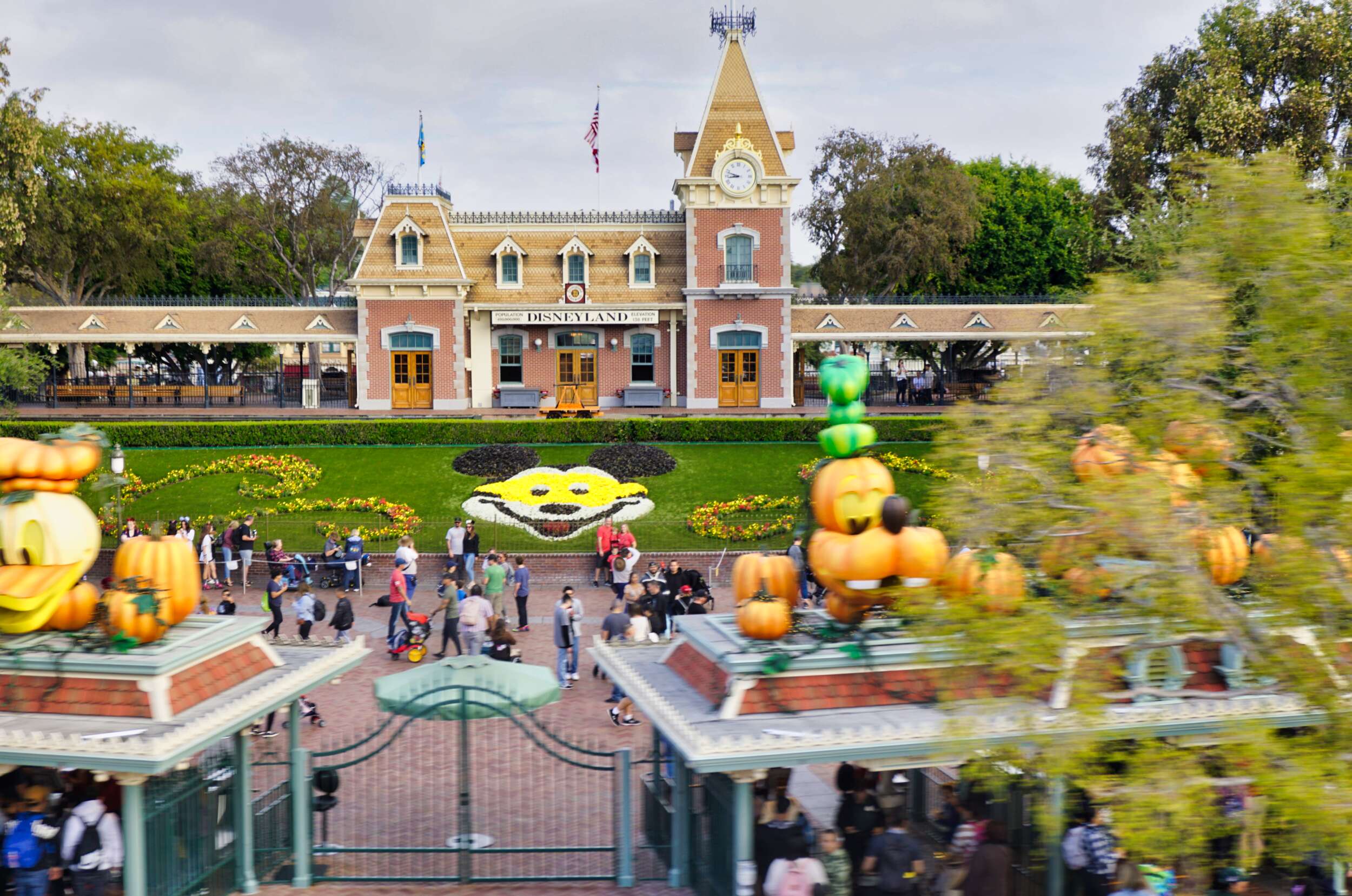 DL Entrance Pumpkins for Halloween