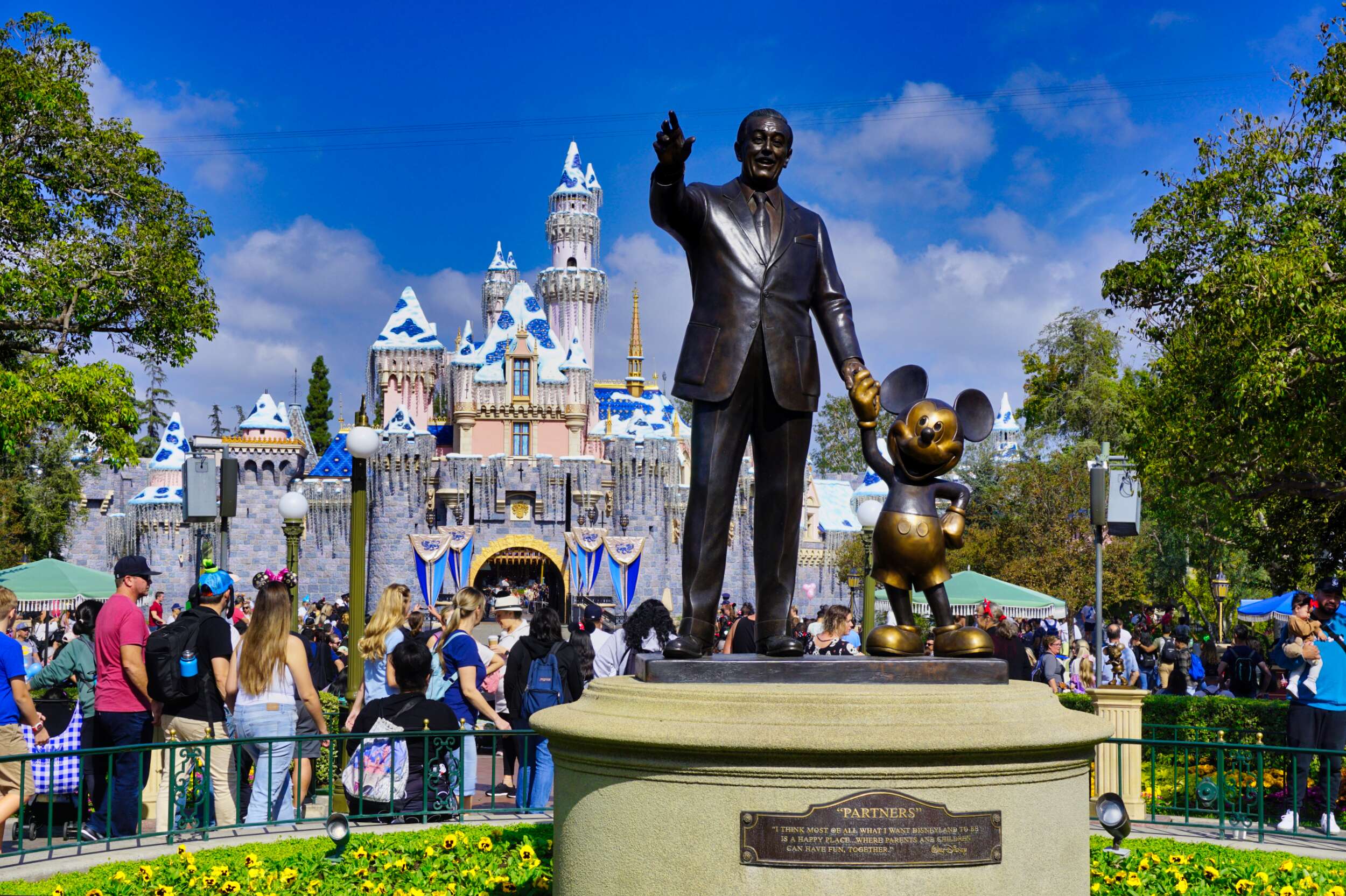 DL Hub Partners Statue and Sleeping Beauty Castle with Snow