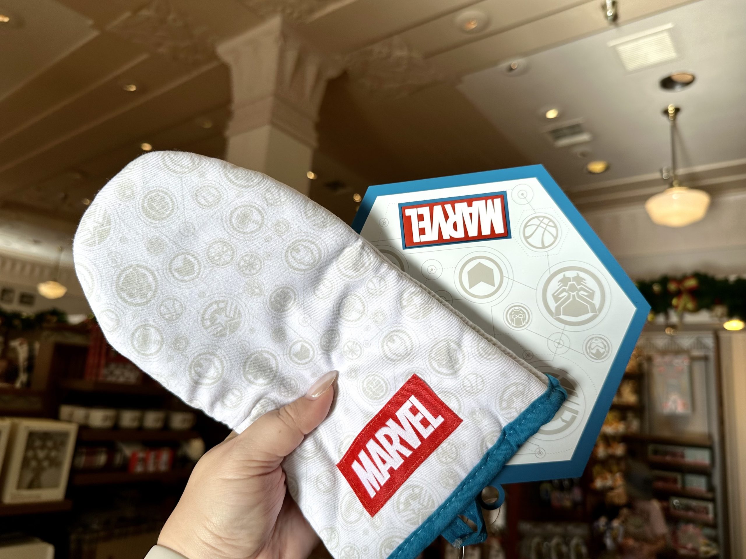 Marvel Oven Mit and Hot Plastic Plate scaled