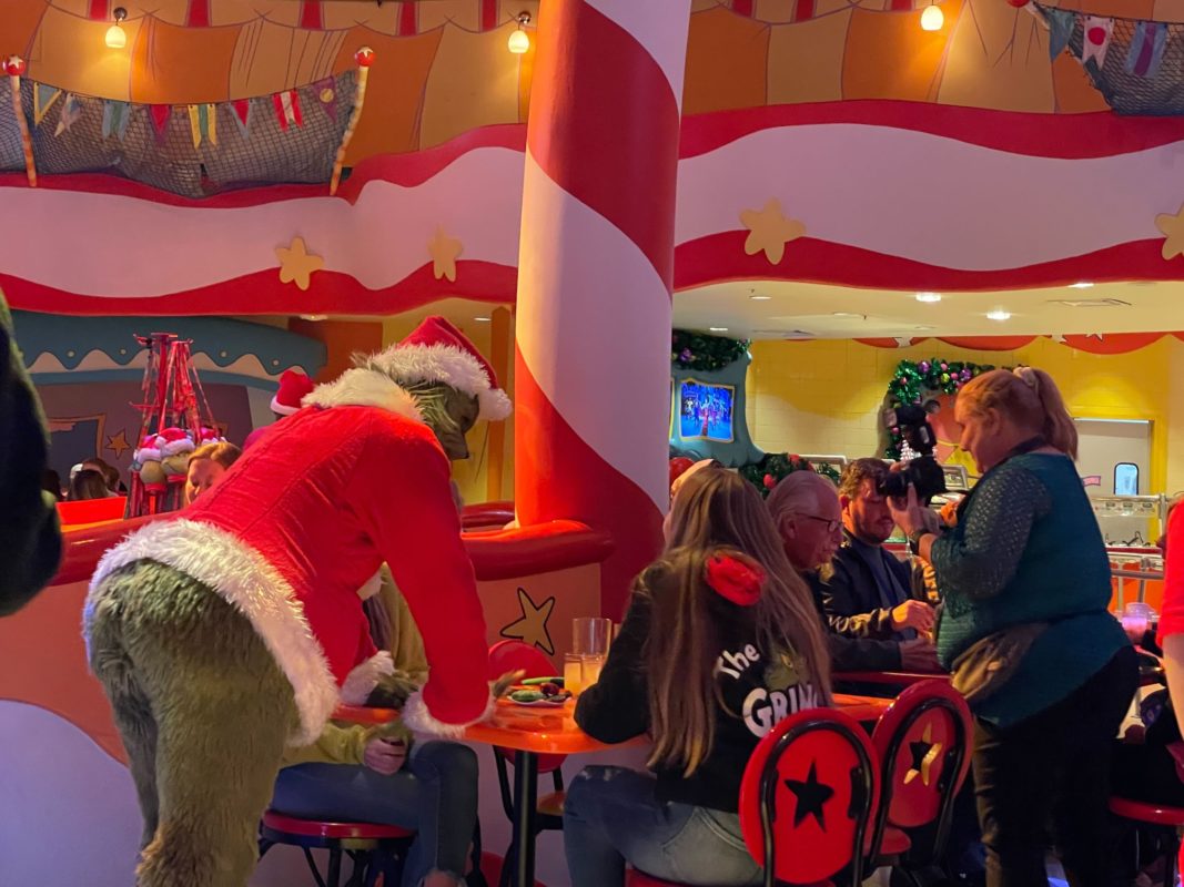 Universal Holidays 2022 Grinch and friends Character Breakfast Review 2