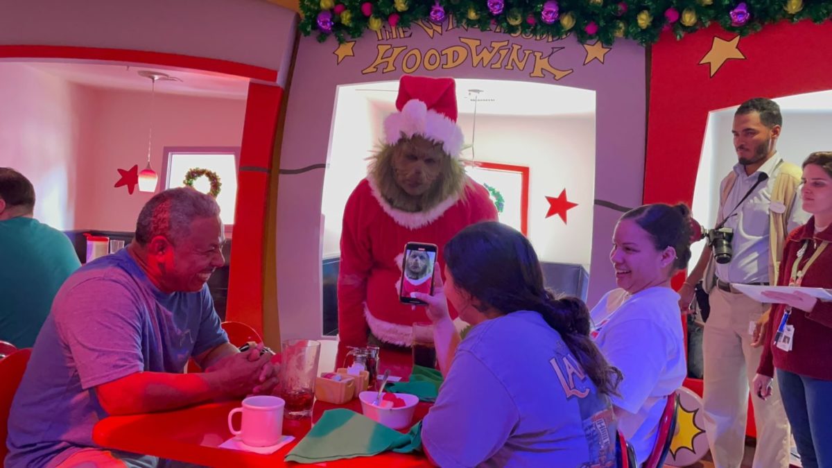 Universal Holidays 2022 Grinch and friends Character Breakfast Review 54
