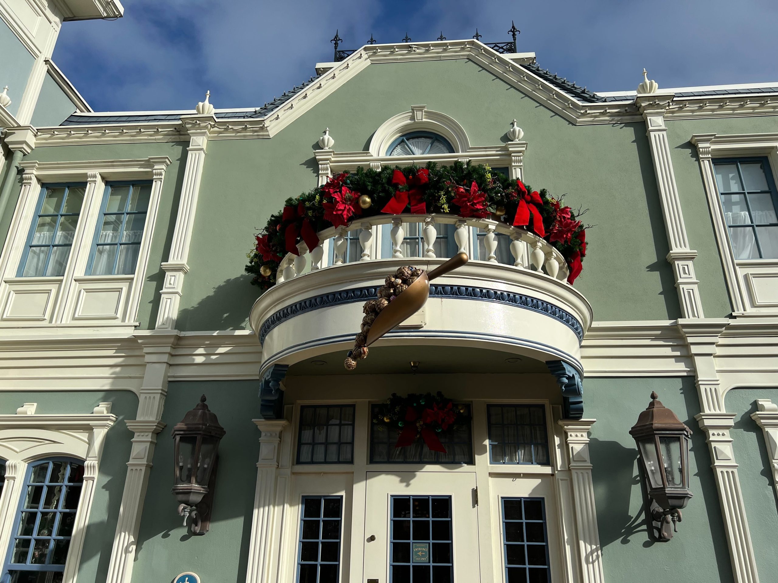 WDW 2022 Magic Kingdom Christmas Decorations 7 3 scaled