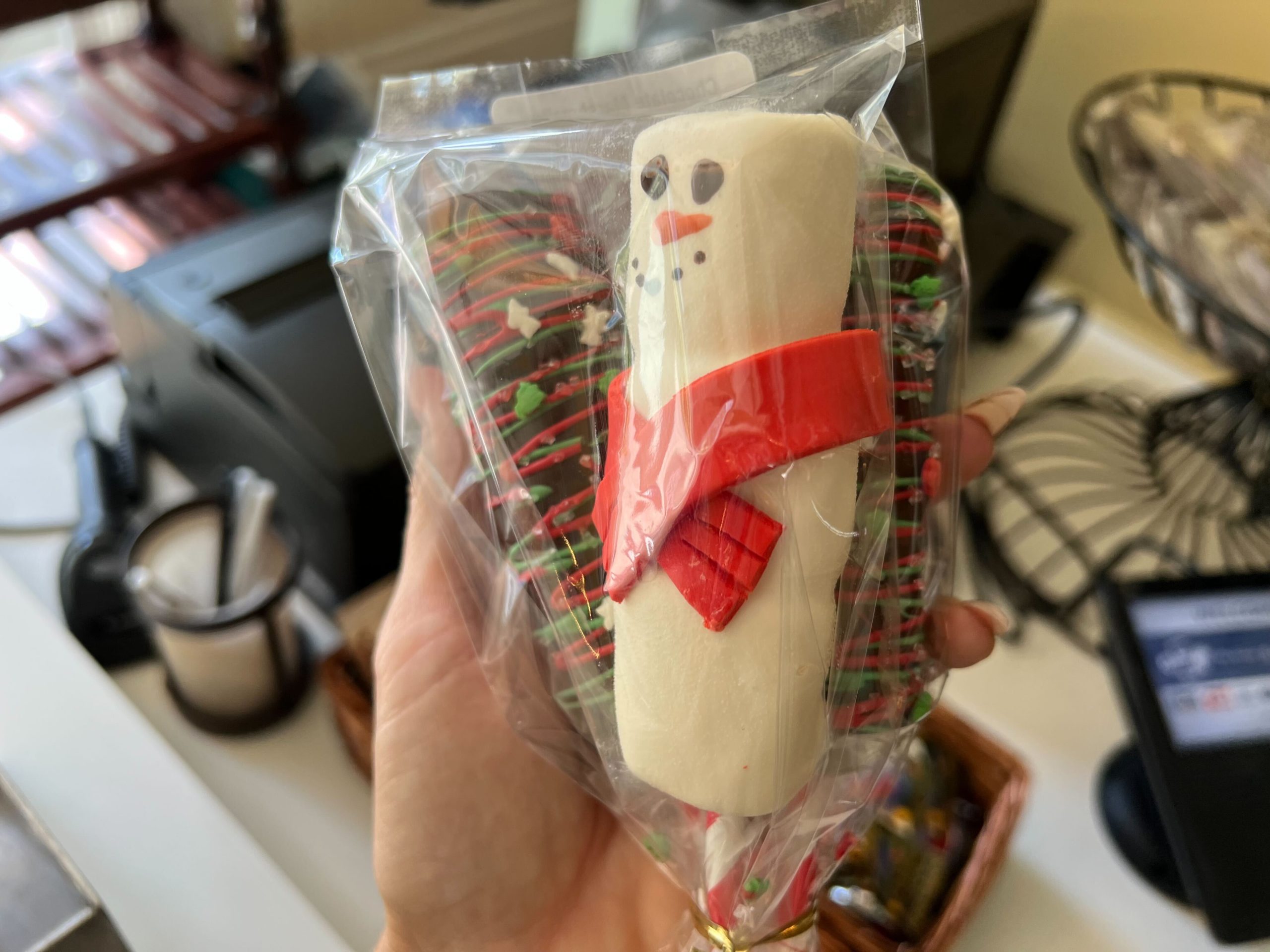 WDWBeachClubHolidayTreats2022 ChocolateSnowmanMarshmallowPop2 scaled