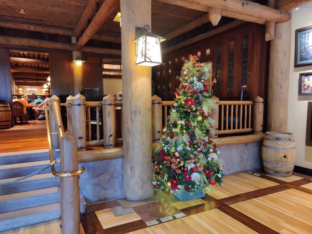 Wilderness Lodge Christmas Decor t