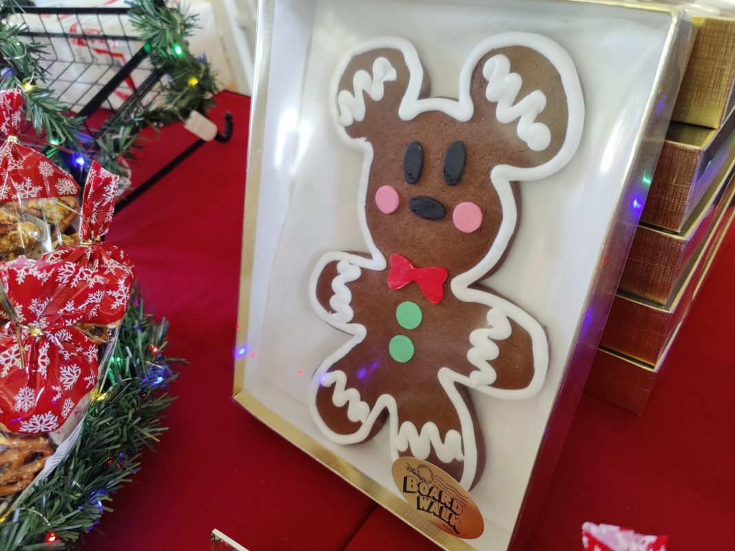 boardwalk gingerbread display and treats 2022 130558