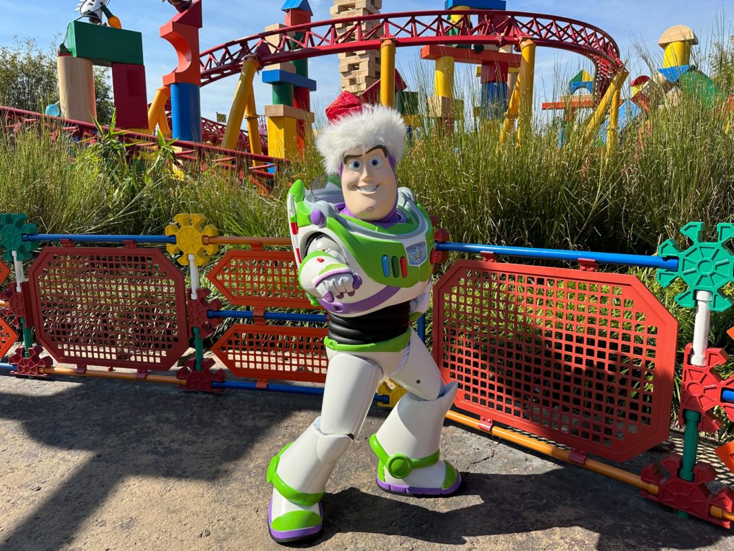 buzz toy story land christmas 2022 0842