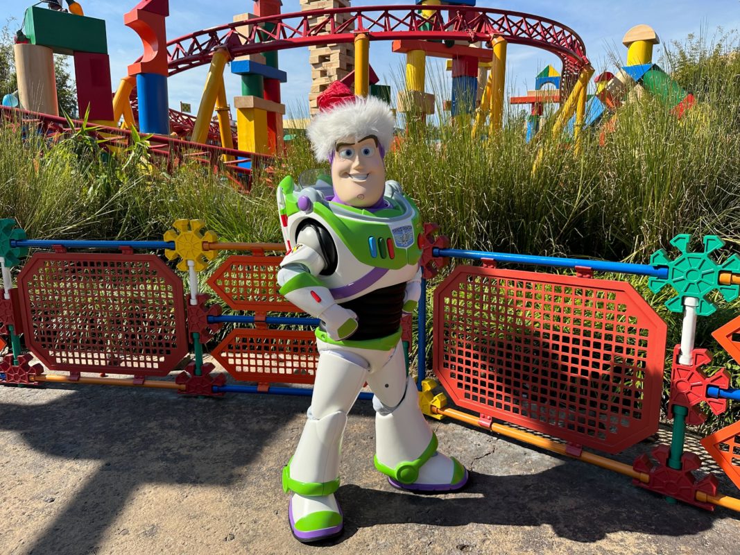 buzz toy story land christmas 2022 0846