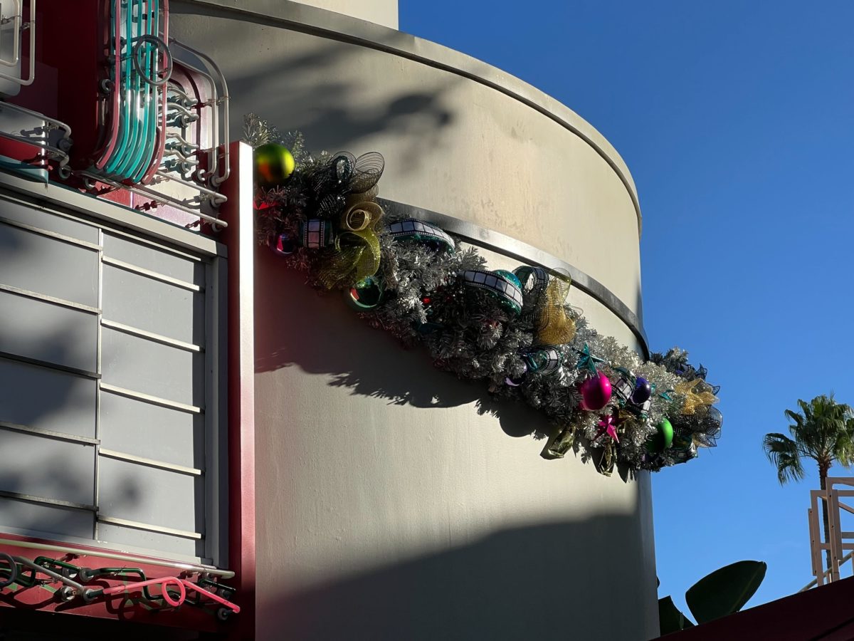hollywood studios holiday decorations 2022 9109