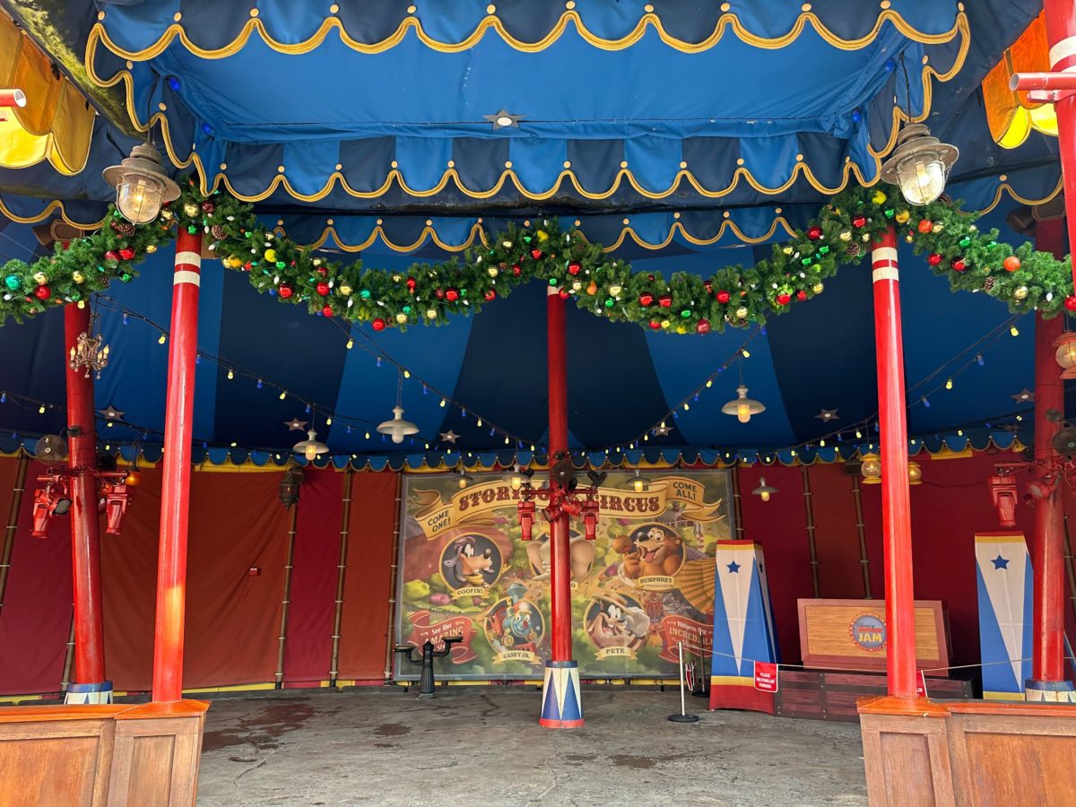 magic kingdom holiday decorations 2022 4396
