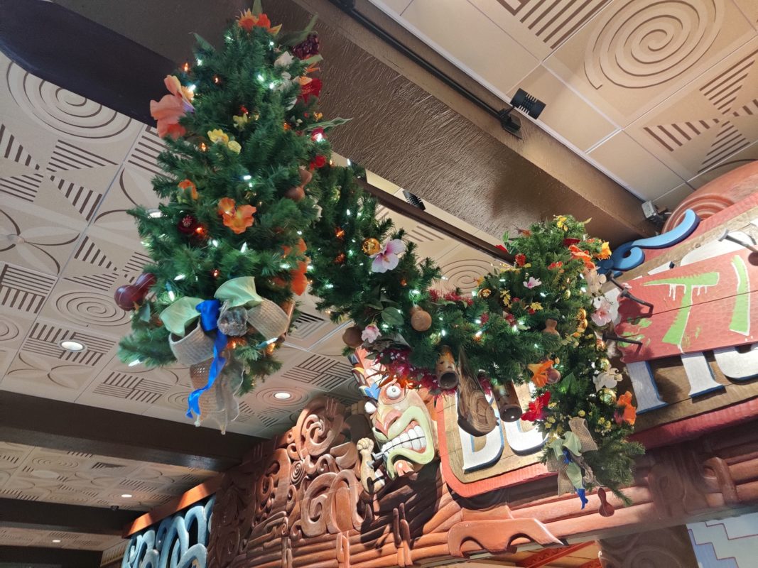 polynesian resort holiday decorations 2022 083407