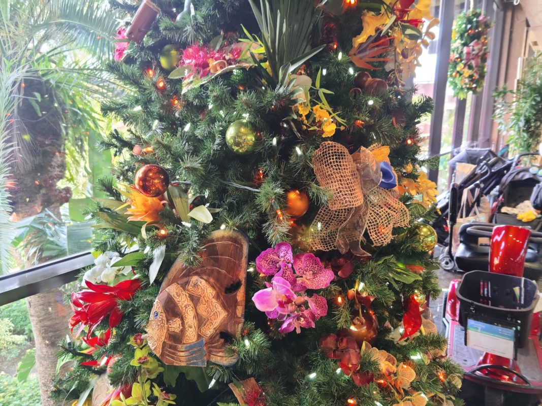 polynesian resort holiday decorations 2022 084516