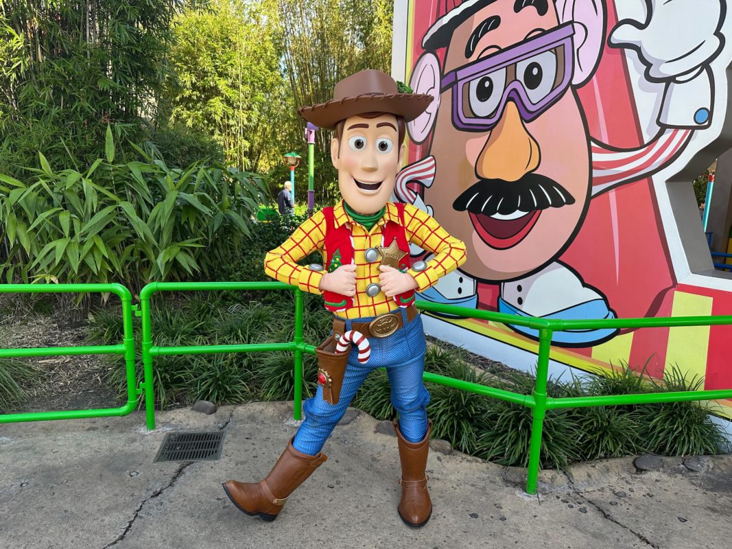 woody toy story land christmas 2022 0828