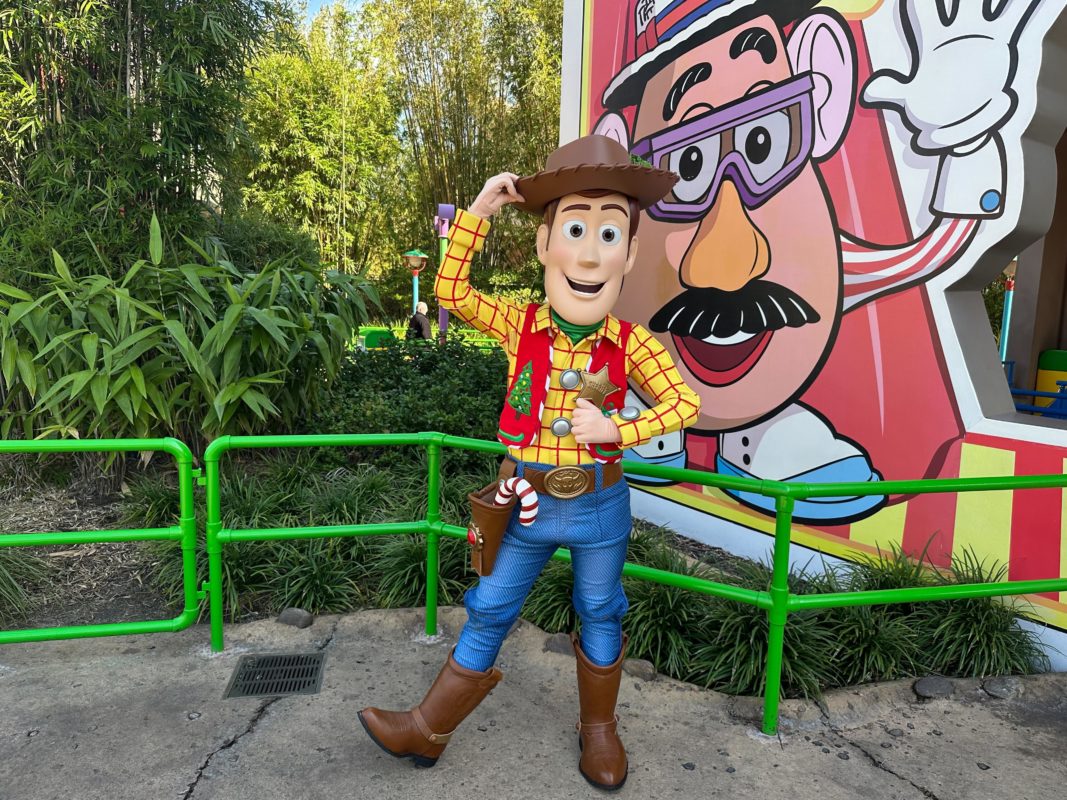woody toy story land christmas 2022 0831