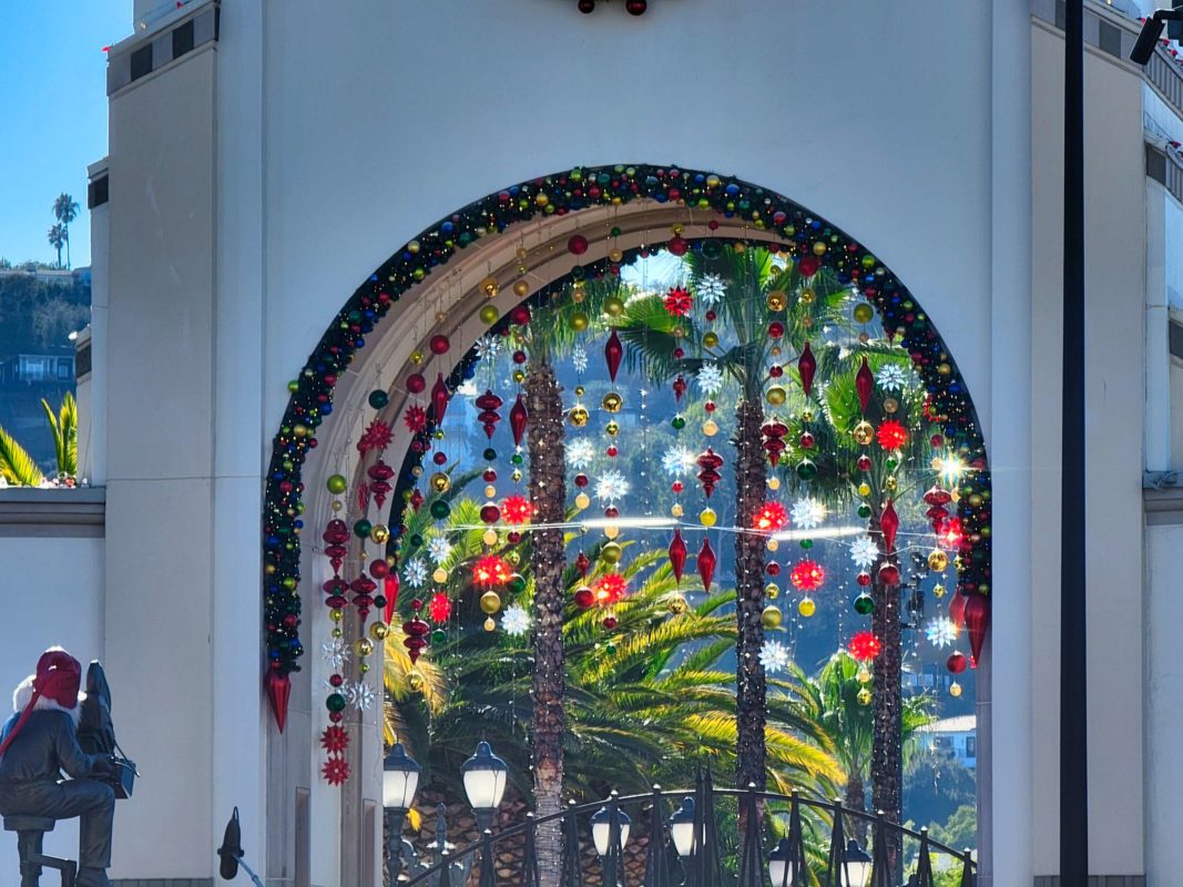 USH Holiday deco archway