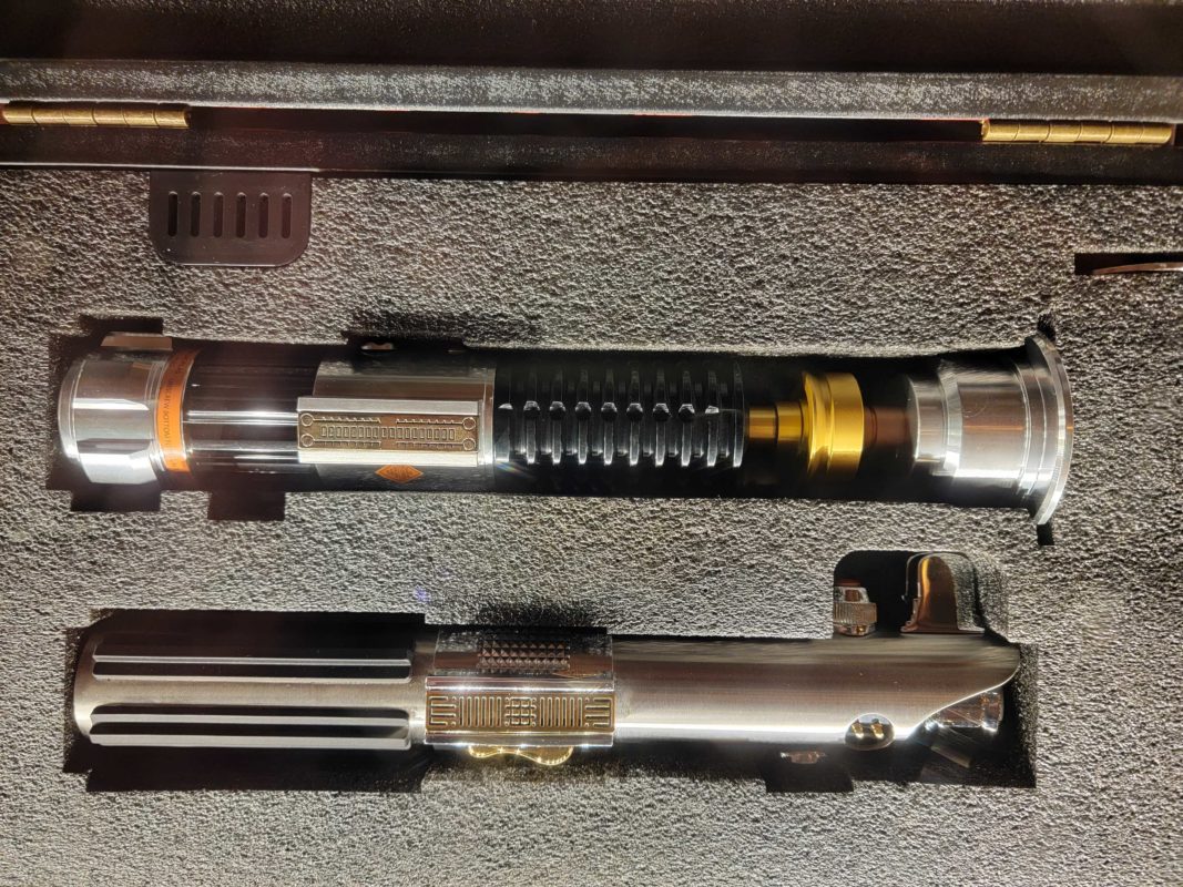 Battle of the Heroes Legacy Lightsaber Set 00001