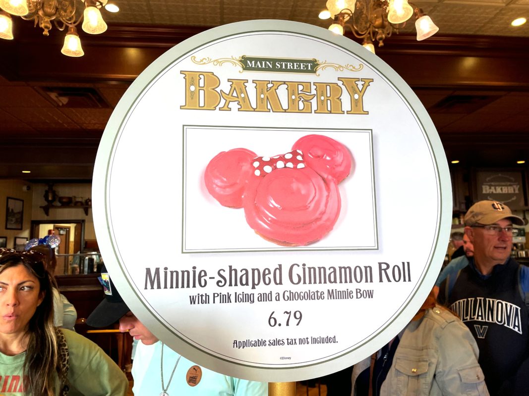 Minnie shaped cinnamon roll 1(1)