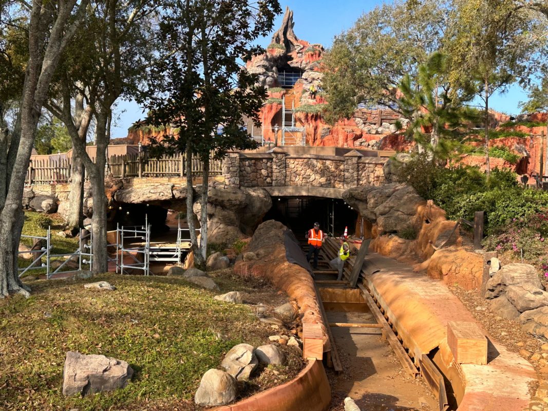 splash mountain tianas construction feb 2023 3321