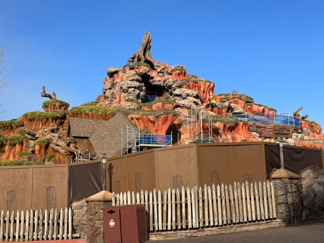 splash mountain tianas construction feb 2023 3332