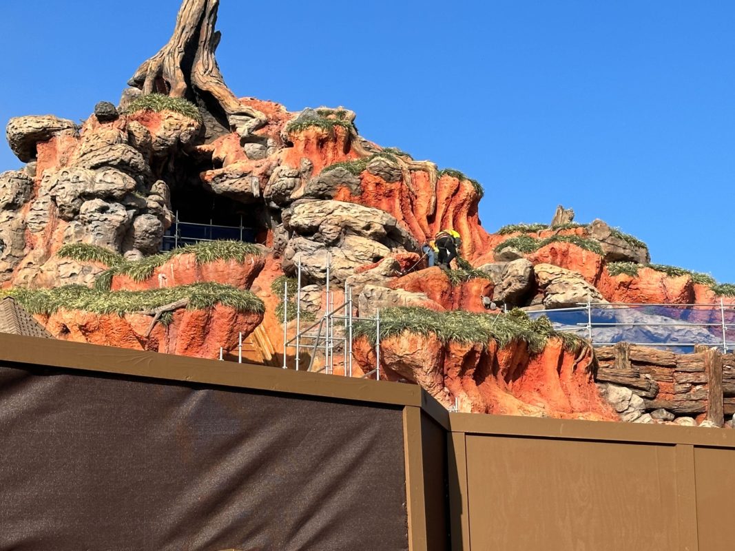 splash mountain tianas construction feb 2023 3338